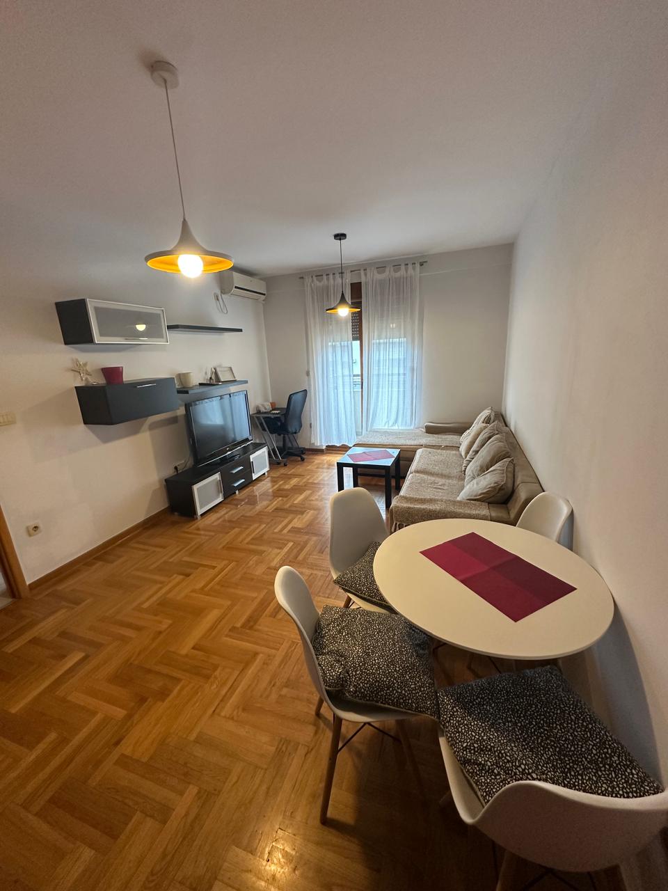 Izdaje se namjesten jednosoban stan na Starom Aerodromu  , Podgorica 